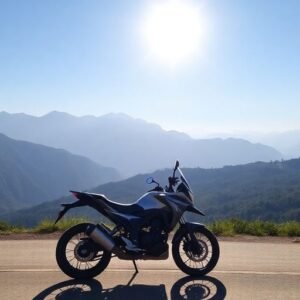 Moto sur une route pittoresque avec montagnes.