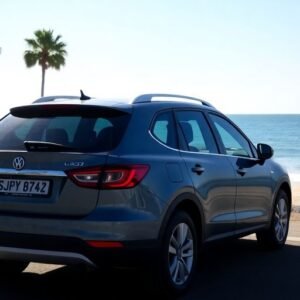 Voiture de location près de la plage ensoleillée.